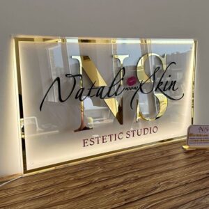 Rótulo con base de acrílico en un área de 120x60cm, decoración de acrílico y de vinil de corte