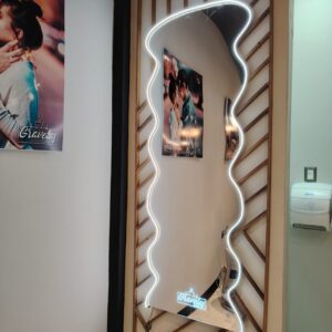Espejo ondulado de acrílico con decoración de Neón dentro del acrílico e iluminación en logotipo
