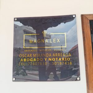 Rótulo cuadrado de acrílico negro + decoración de vinil dorado espejo con corte electrónico