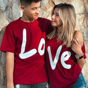 Playera de algodón de diversos colores con estampado