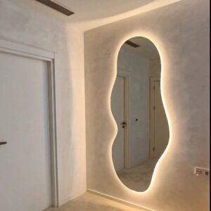 Espejo ondulado de vidrio con decoración de LED a la espalda e iluminación en logotipo