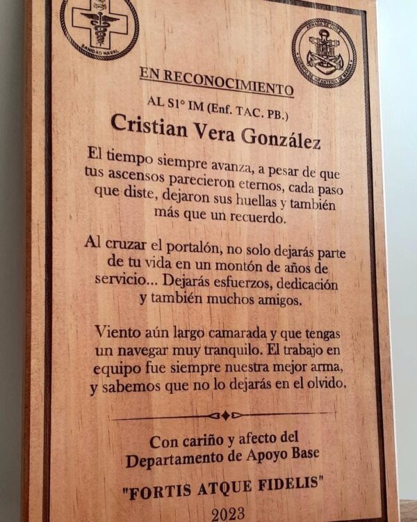 Reconocimiento base de madera con grabado láser