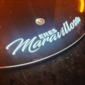 Iluminación de texto en espejo con Caja de luz 30x10 ultra delgada