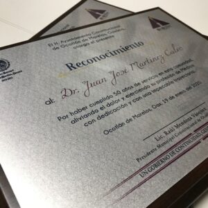 Reconocimiento base de madera con decoración de aluminio