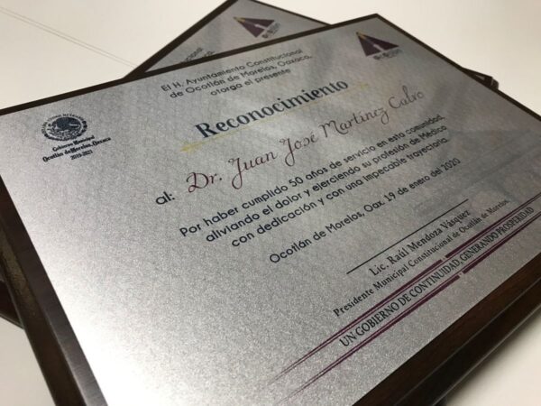 Reconocimiento base de madera con decoración de aluminio