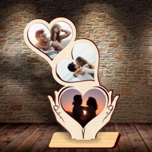 Porta fotos de 3 corazones sobre manos