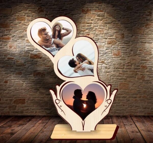 Porta fotos de 3 corazones sobre manos