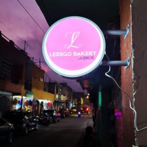 Rótulo circular tipo bandera de 30cm de díametro