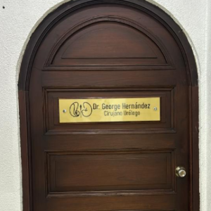 Identificador de espacios de madera y aluminio
